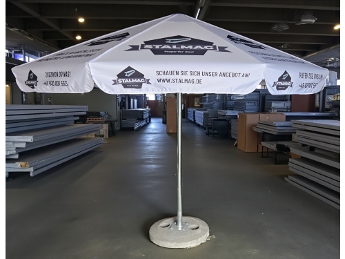 Biały Parasol Reklamowy z logo stojacy w budynku