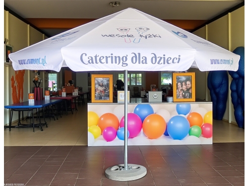 Parasol ogrodowy 4,5 m na stalowym stelażu – widok z boku