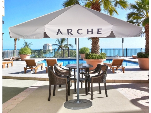 Duży parasol ogrodowy z centralną  nogą – widok z przodu w pełnym słońcu