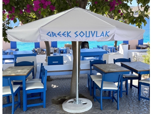 Parasol reklamowy z nadrukiem logo firmy – rozłożony, widok z przodu