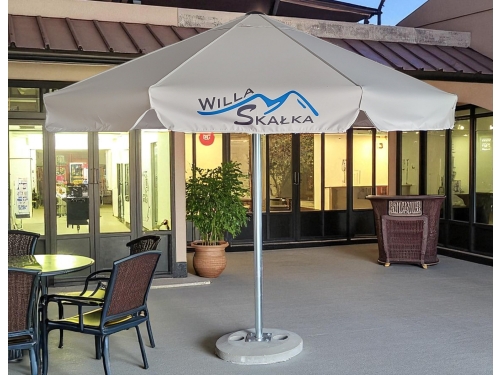 Duży parasol reklamowy z indywidualnym nadrukiem – widok centralny