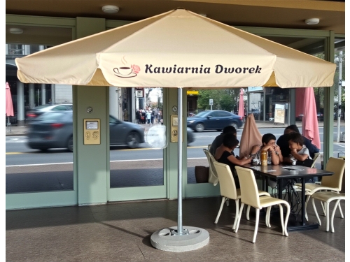 Parasol reklamowy 4 m z nadrukiem logo – ujęcie z przodu