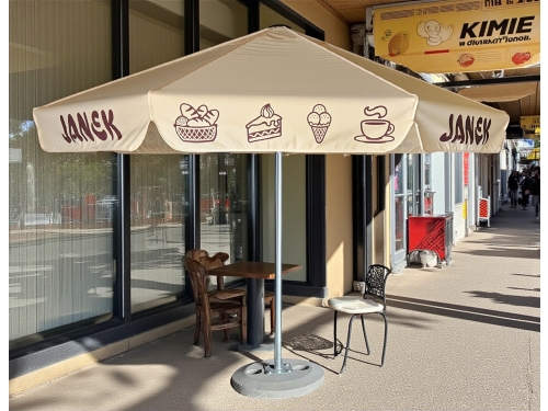 Parasol reklamowy ogrodowy przed barem
