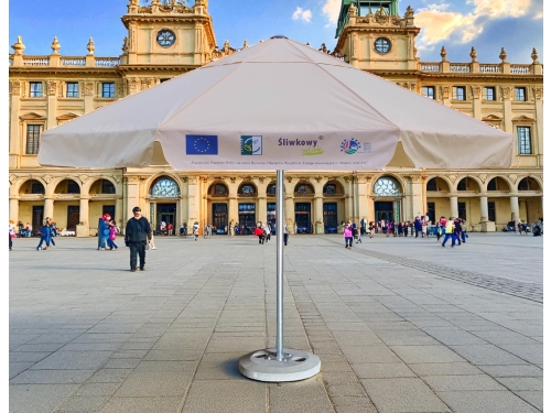 Parasol ogrodowy z nadrukiem logo instytucji na starówce Polskiej