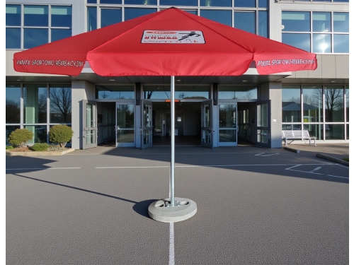 Parasol ogrodowy z nadrukiem graficznym identyfikującym jednostkę sportowa