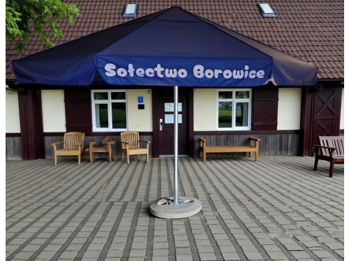 Ciemny parasol ogrodowy z personalizowanym nadrukiem